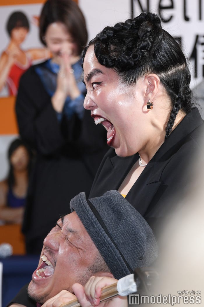 監督へ竹刀打ちをするゆりやんレトリィバァ(C)モデルプレス