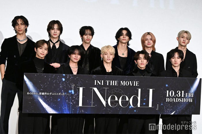 INI(後列左から)池崎理人、佐野雄大、許豊凡、西洸人、松田迅、田島将吾(前列左から)後藤威尊、藤牧京介、木村柾哉、高塚大夢、尾崎匠海(C)モデルプレス