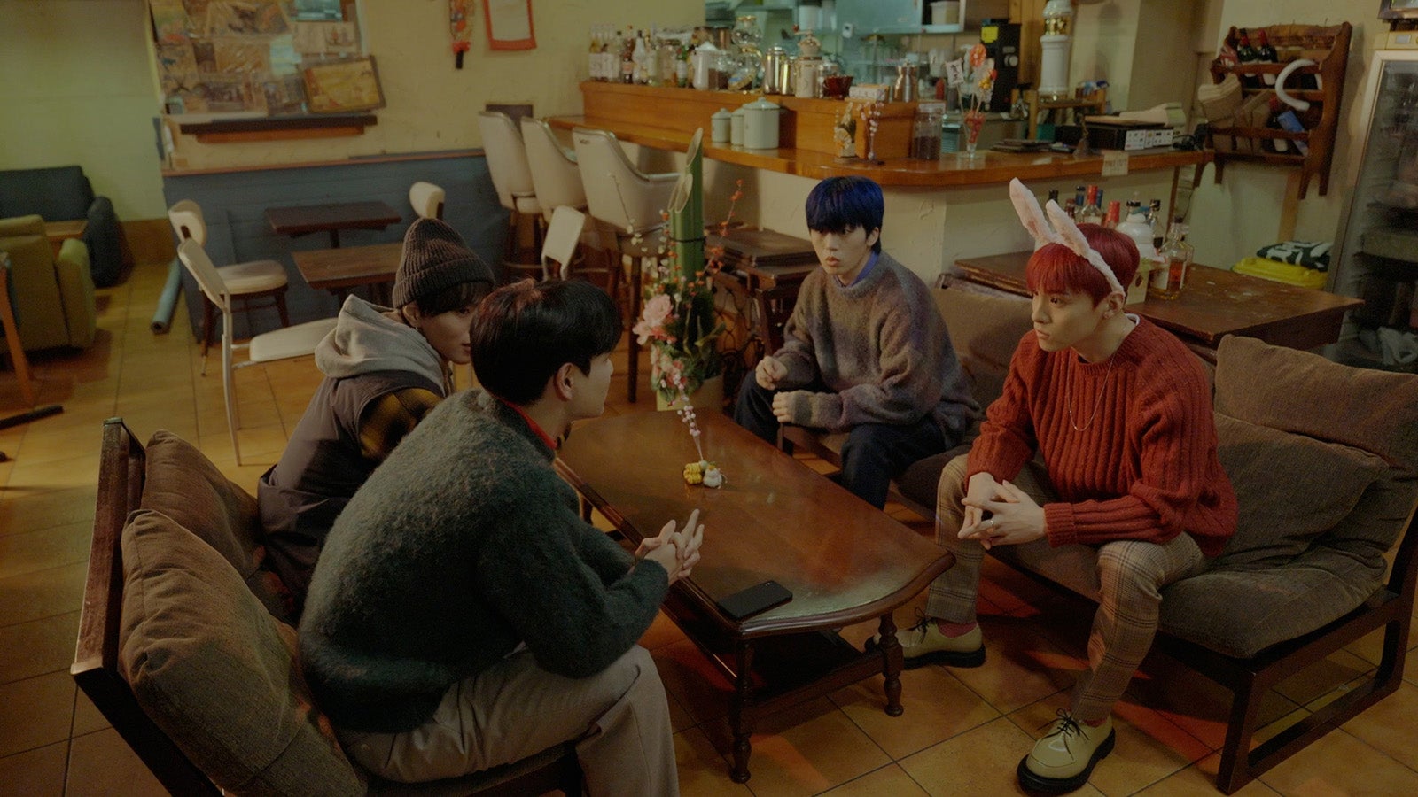 （手前から時計回りに）豆原一成、大平祥生、木全翔也、川西拓実 （C）LAPONE Entertainment Inc. （C）10ANTZ Inc.