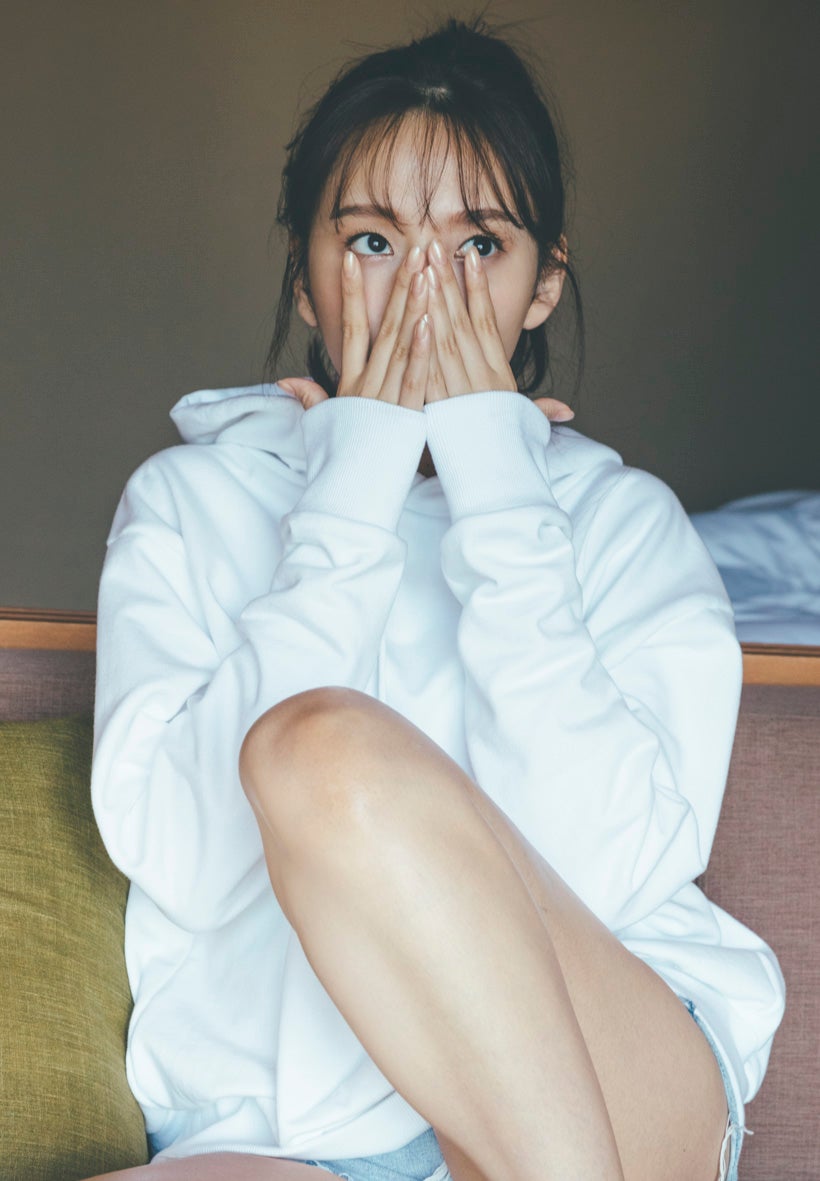 乃木坂46新内眞衣、彼女感溢れる大人かわいい“フーディーカット”解禁＜夜が明けたら＞