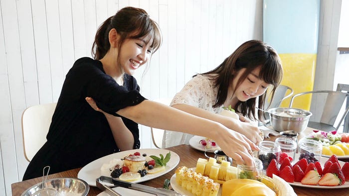 小嶋陽菜と峯岸みなみ(C)テレビ東京