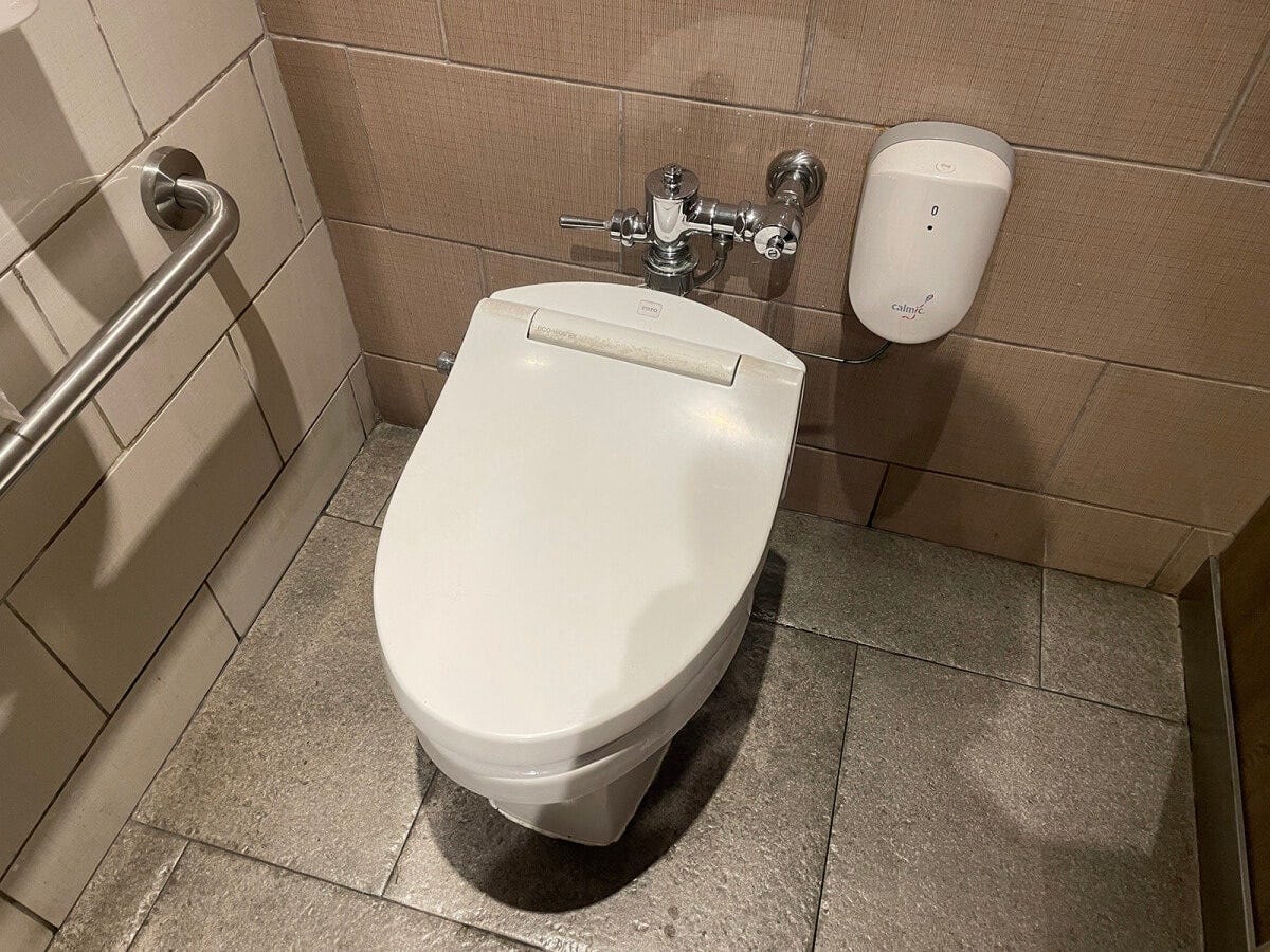 ジャカルタの高級ショッピングモールに設置されていた水洗トイレ