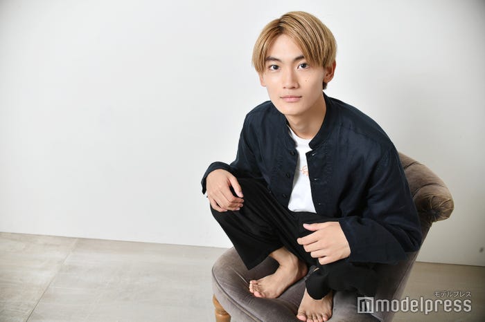 エル風ポーズの高橋颯(C)モデルプレス