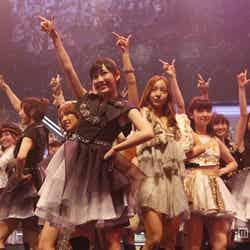 「AKB48リクエストアワー セットリストベスト100 2013」のステージに登場したAKB48（C）AKS