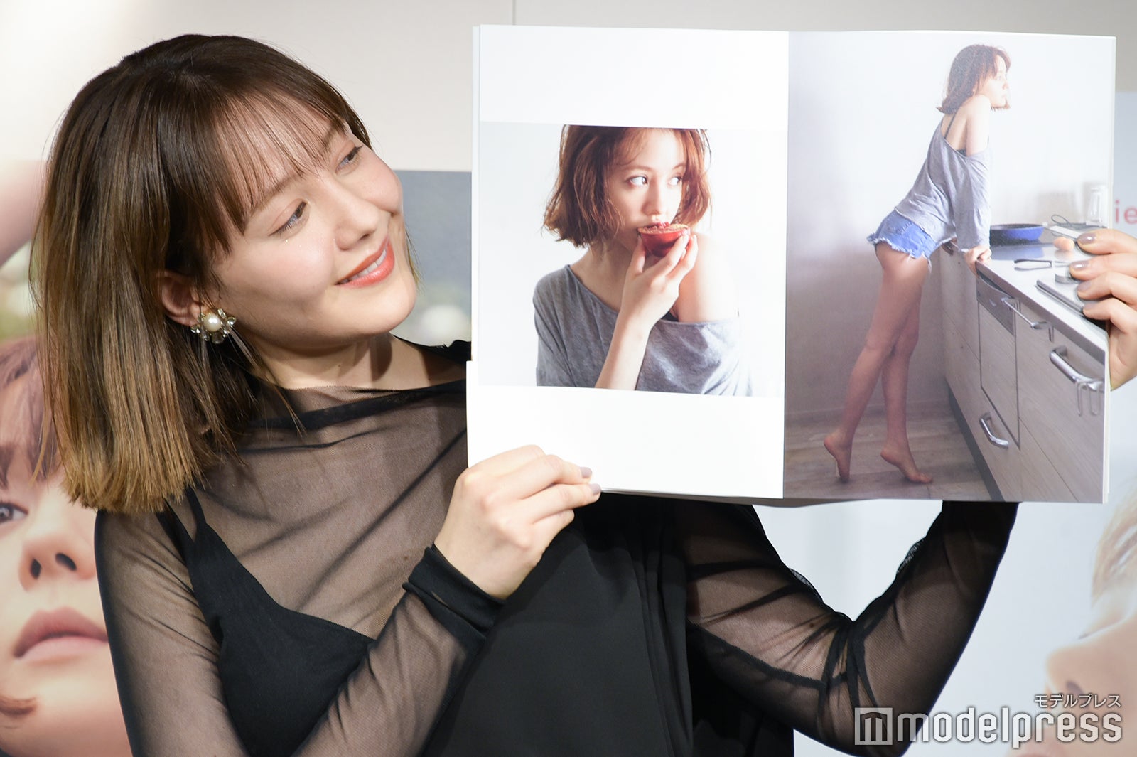 お気に入りカットを見せるトリンドル玲奈（C）モデルプレス