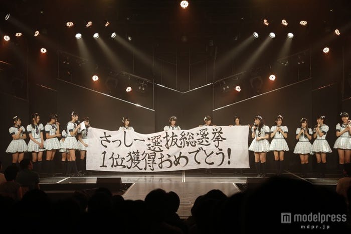 HKTメンバーに選抜総選挙1位獲得を祝福される指原莉乃(C)AKS