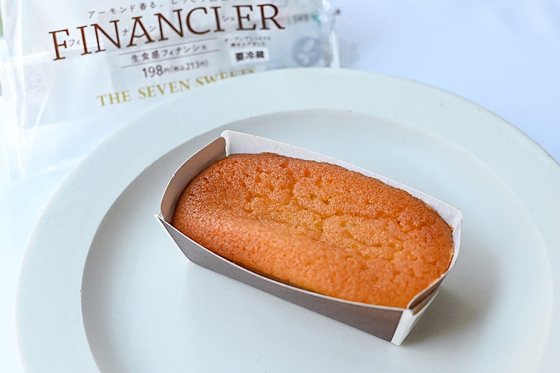 お皿にのったセブンイレブンの生食感フィナンシェ
