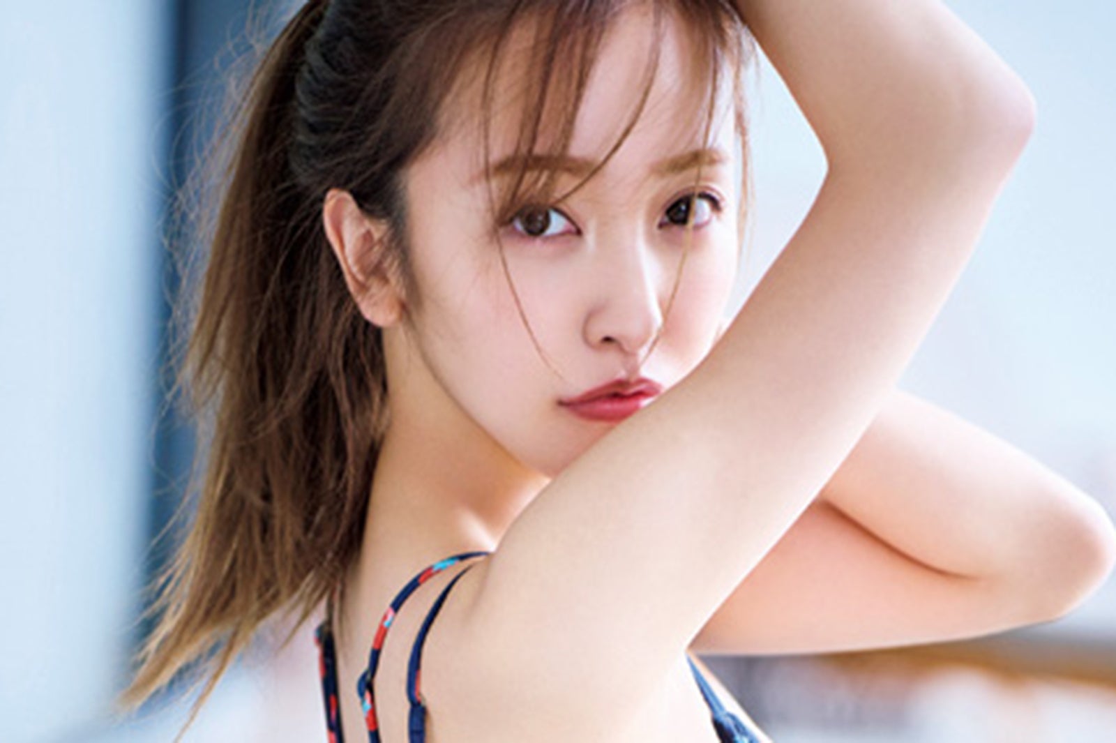 板野友美、水着＆ランジェリー姿で11年ぶり「ヤンマガ」登場 色っぽい表情見せる