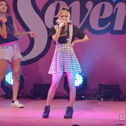 「Seventeen 夏の学園祭2013」でライブパフォーマンスを行った西野カナ