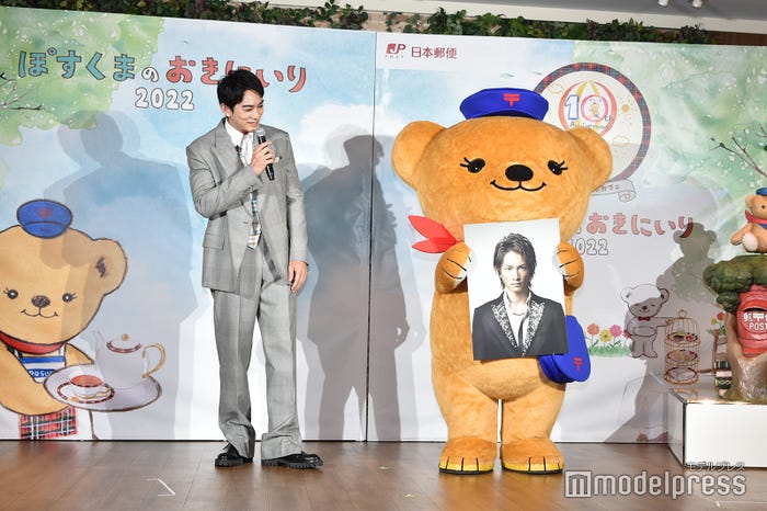 町田啓太のデビュー当時の宣材写真を見せるぽすくま(C)モデルプレス