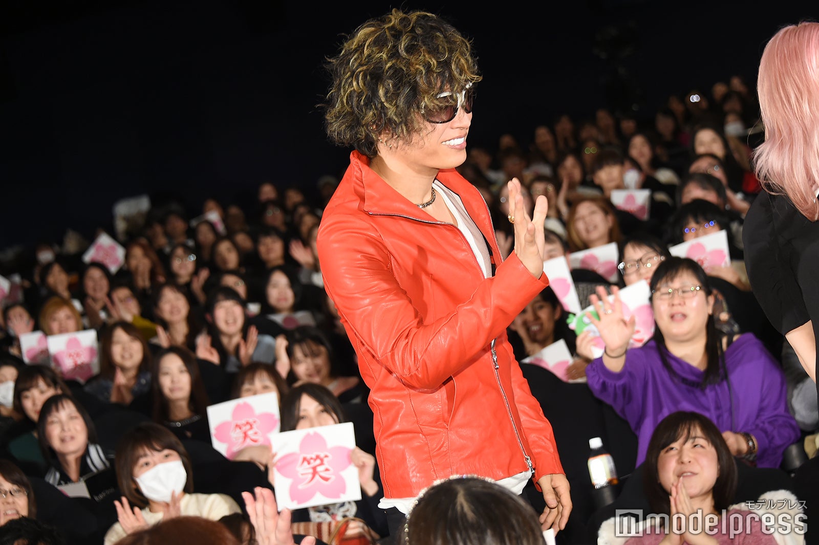 ファンに手を振るGACKT（C）モデルプレス