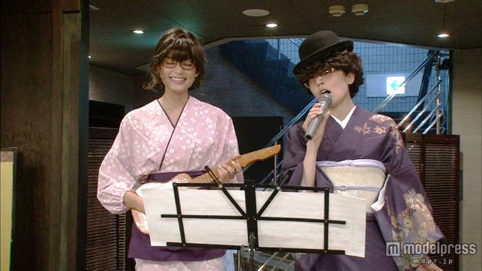 “もしかしてだけど~”の替え歌を披露する(左から)ローラとベッキー/(c)TBS