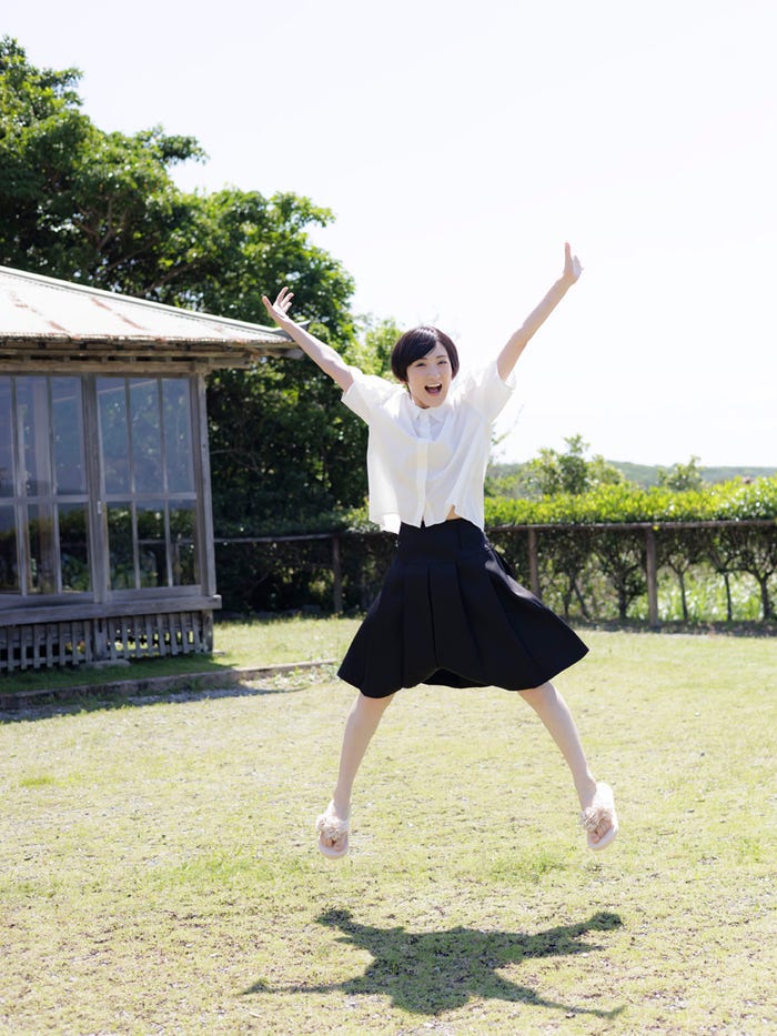 生駒里奈写真集「ルリカケス」先行カット(C)CRG/WANIBOOKS/Yuki AOYAMA