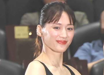 綾瀬はるか 夫婦役だけど「ご兄弟みたい」 人気俳優と密着オフショ「雰囲気にほっこり」「また共演してほしい！」