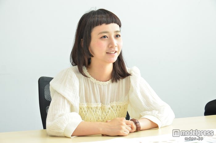 インタビューに答える三戸なつめ