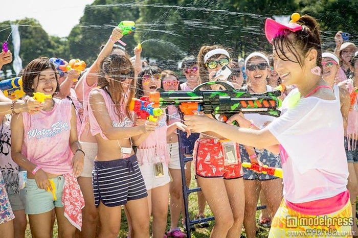 ウォーターラン 大阪 史上最大人数で水鉄砲バトル エスパー伊東も参戦 女子旅プレス