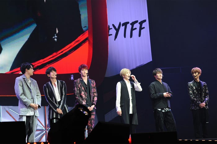 (左から)松村北斗、高地優吾、ジェシー、京本大我、森本慎太郎、田中樹(提供:YouTube)