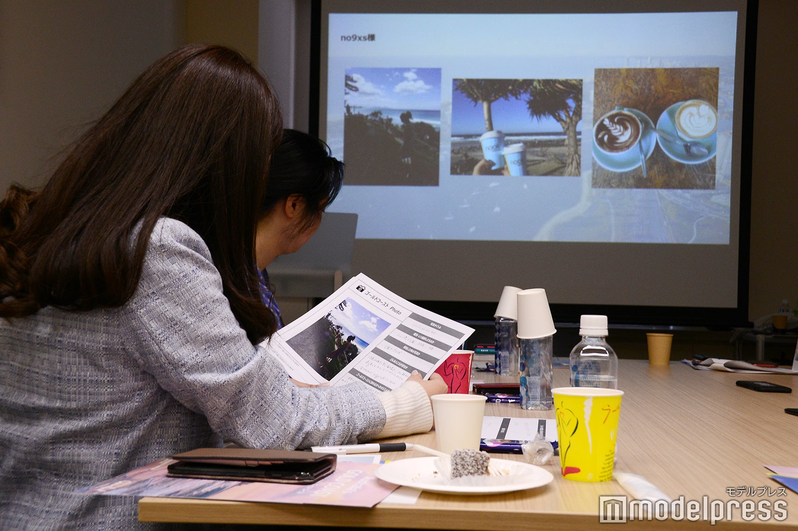 それぞれ思い出の写真を持ち寄りエピソードと共に語り合う（C）モデルプレス