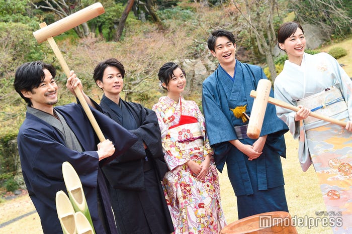 餅つきに挑戦 (C)モデルプレス