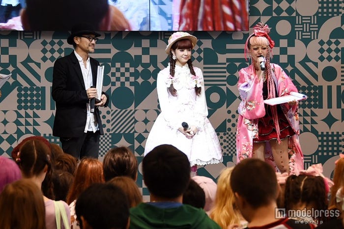 「JAPAN EXPO」でトークショーを行った青木美沙子(中央)、「KERA」プロデューサー・松村直樹氏(左)