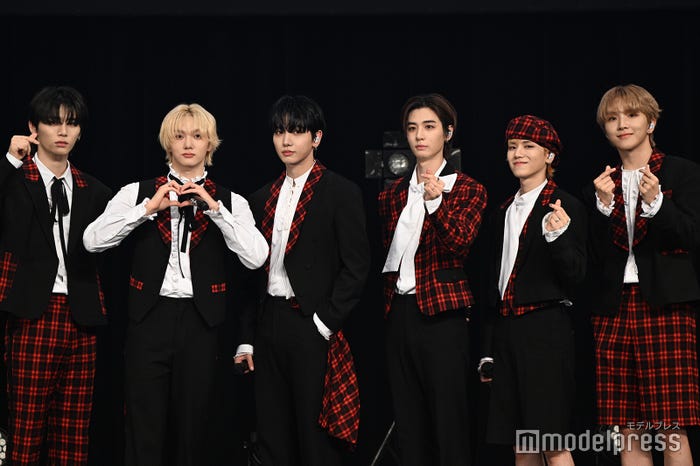 (左から)TAESAN(テサン)、SUNGHO(ソンホ)、JAEHYUN(ジェヒョン)、LEEHAN(イハン)、RIWOO(リウ)、WOONHAK(ウンハク)(C)モデルプレス