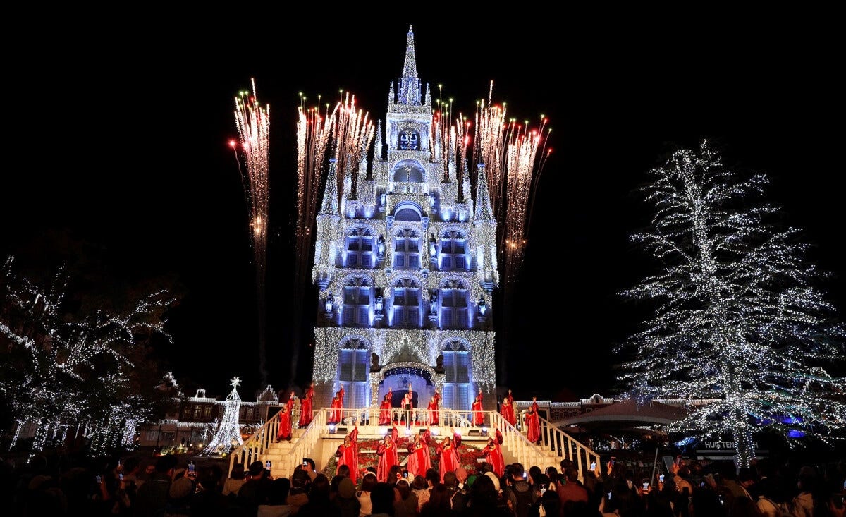 クライマックスでは花火の演出もある「メロディー・オブ・クリスマス」　（c）ハウステンボス/J-21063