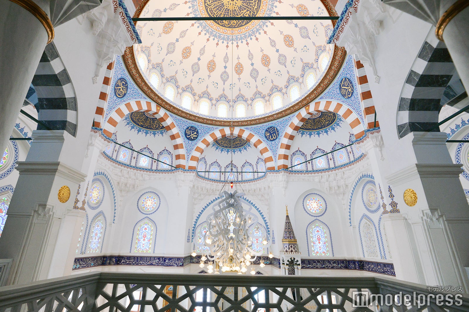 礼拝堂の入り口横の階段から中2階にあがれるのは女性のみ、より天井画を間近に眺められる（C）モデルプレス