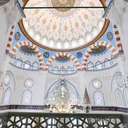 礼拝堂の入り口横の階段から中2階にあがれるのは女性のみ、より天井画を間近に眺められる(C)モデルプレス