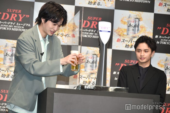 一生懸命ビールを注ぐ菊池風磨を真剣に見守る中島健人 (C)モデルプレス