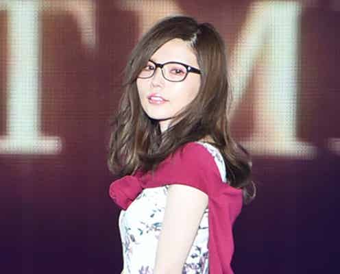 益若つばさ、ミニワンピで大人SEXYにランウェイ 観客の歓声響く