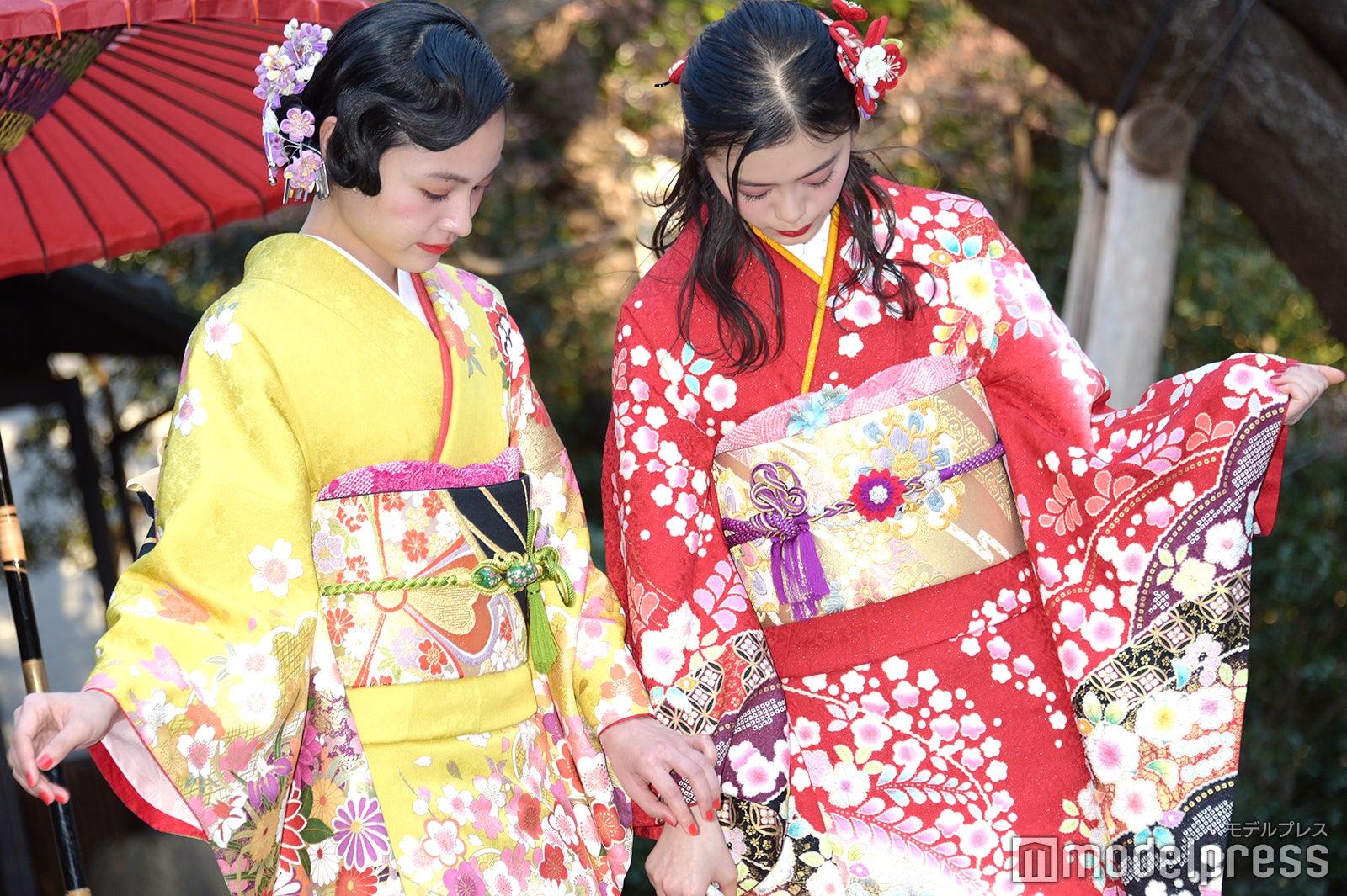 （左から）大谷凜香、紺野彩夏（C）モデルプレス