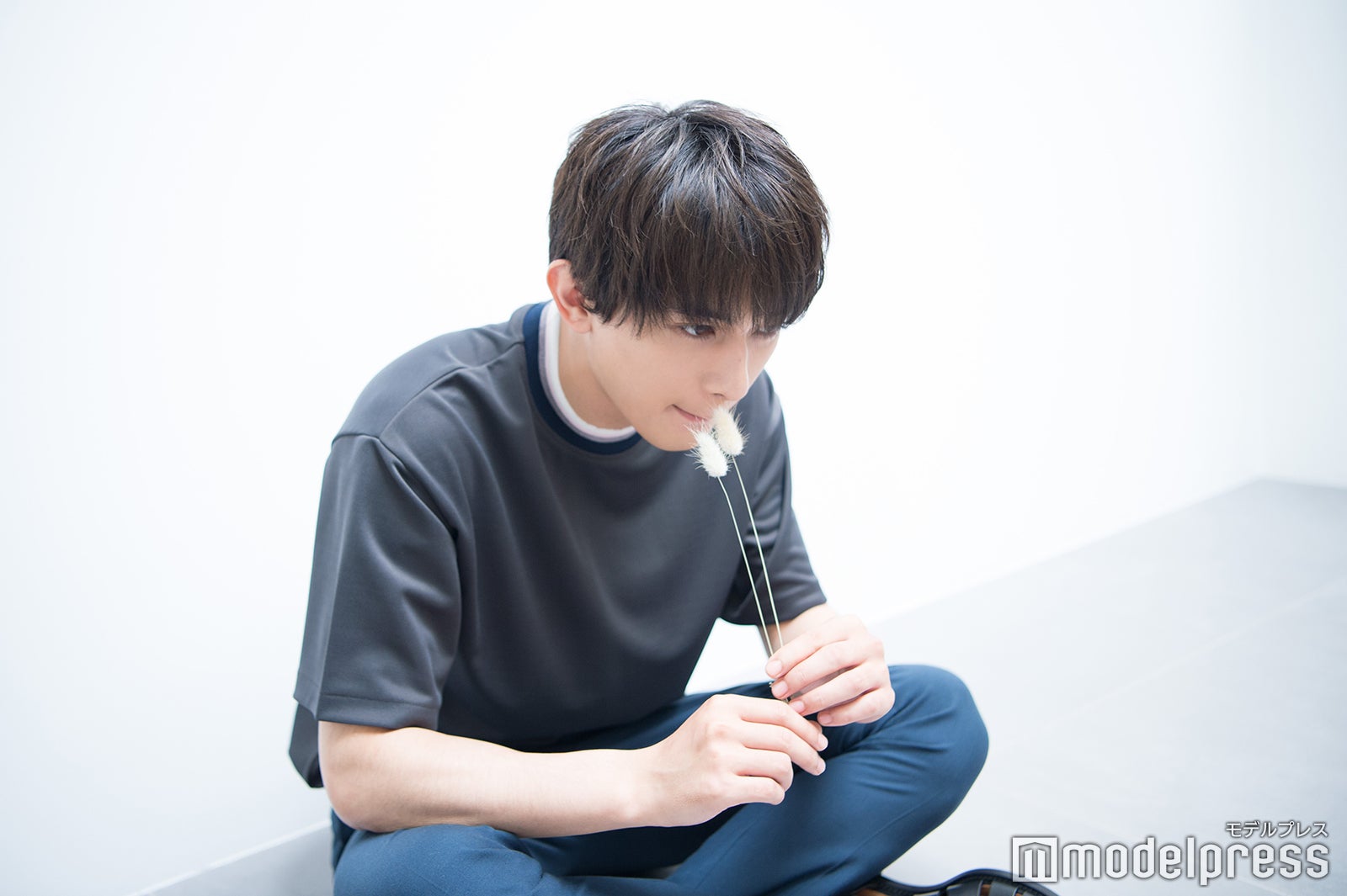 猫じゃらしをイメージして、ほわほわのドライフラワーをお渡ししてみました（C）モデルプレス