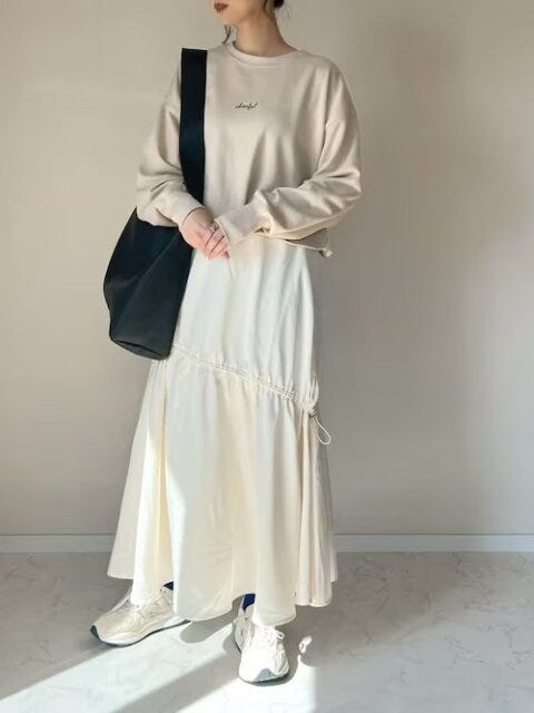 レディース　コーディネート　コーデ　着こなし　トレンド　おしゃれ　お洒落　オシャレ　2023　春　白ボトムス　ボトムス　白　ホワイト　スカート　白スカート　スウェット