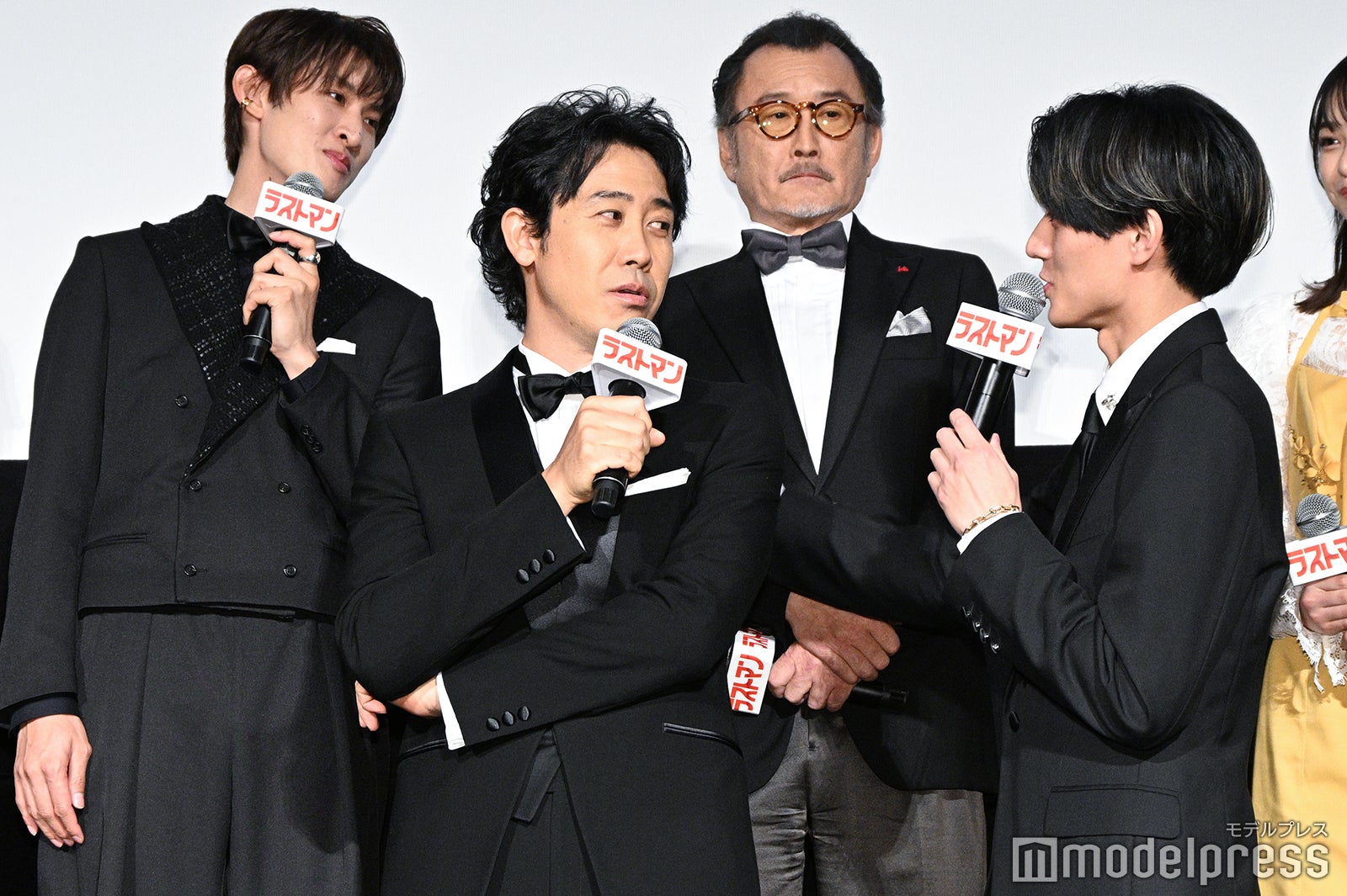 大泉洋にイジられる永瀬廉、そんな永瀬を見ようとする向井康二、間に挟まれる吉田鋼太郎（C）モデルプレス