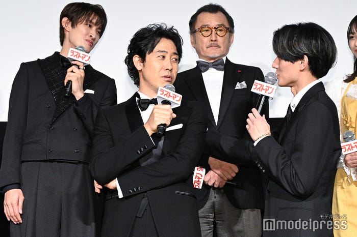 大泉洋にイジられる永瀬廉、そんな永瀬を見ようとする向井康二、間に挟まれる吉田鋼太郎(C)モデルプレス