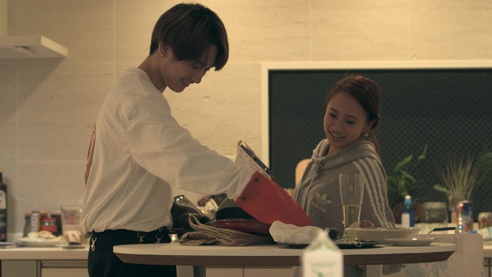 餃子を焼いてくれる莉咲子を手伝う流佳「TERRACE HOUSE TOKYO 2019-2020」4th WEEK(C)フジテレビ/イースト・エンタテインメント