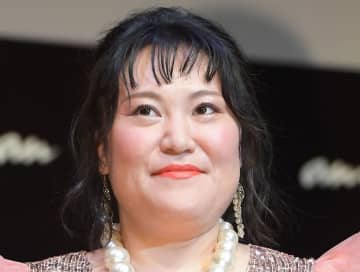 教科書で見るアレにそっくり！？バービーの雪かき姿にファン大爆笑「今年で一番笑いました」「サイコーすぎて泣けます」