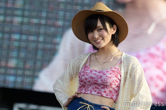 NMB48山本彩、美バスト&くびれ魅せ 圧巻美ボディが沖縄に輝く(C)モデルプレス