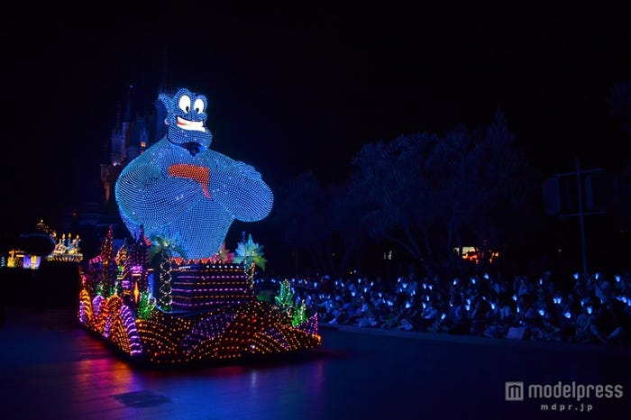 「東京ディズニーランド・エレクトリカルパレード・ドリームライツ」/新アイテム「マジカルドリームライト」と連動した様子