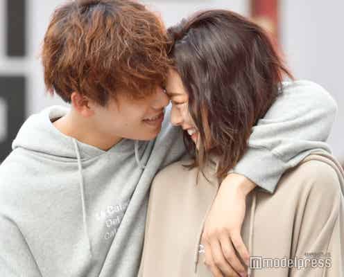 カップルYouTuber「なこなこ」、おでこコツンで密着 ペアルックで登場<超 FUJI-Q!2020 ~超十代の秋まつり~>