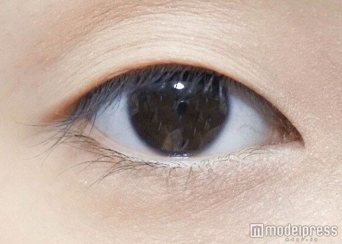 今回はスモーキーEYEに挑戦!/写真・MAKO(C)モデルプレス
