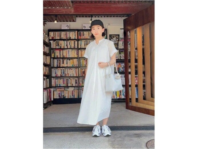 無印良品の白ワンピースをキャップ＆スニーカーできれいめスポーティーに　出典：WEAR