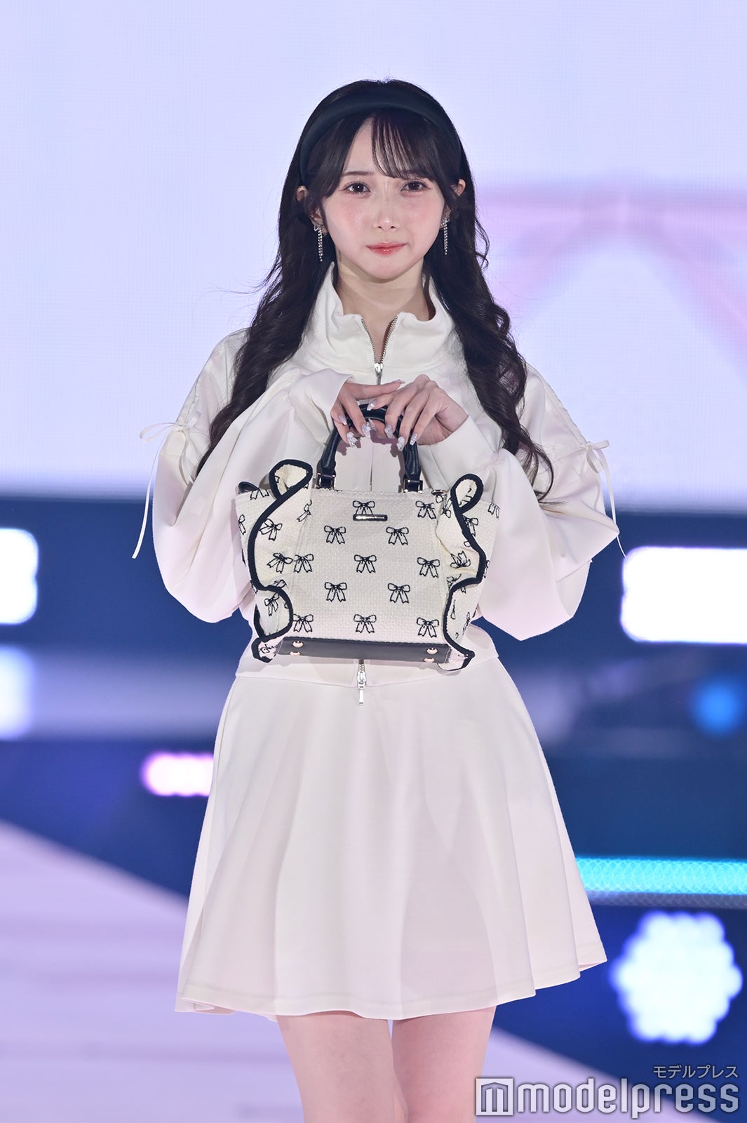 ≠ME谷崎早耶、ミニ丈純白ワンピで美脚スラリ 【GirlsAward