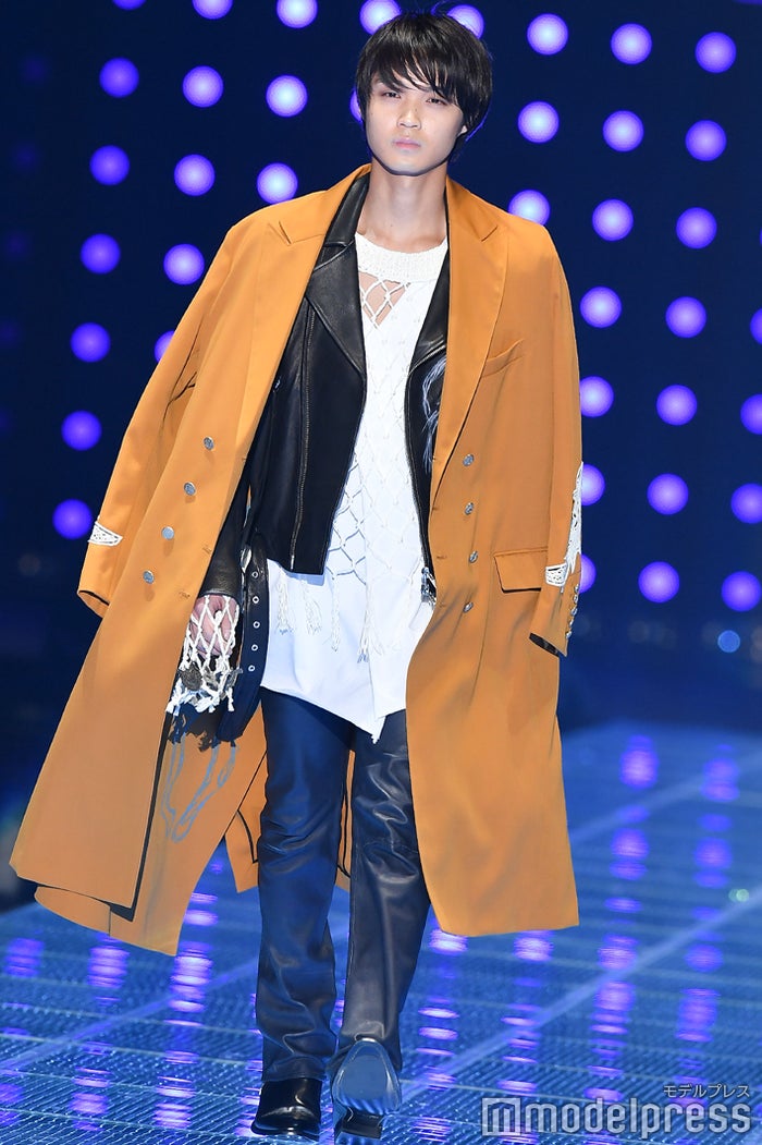 磯村勇斗、"モデルの顔"で雰囲気一転 会場から黄色い歓声 ...