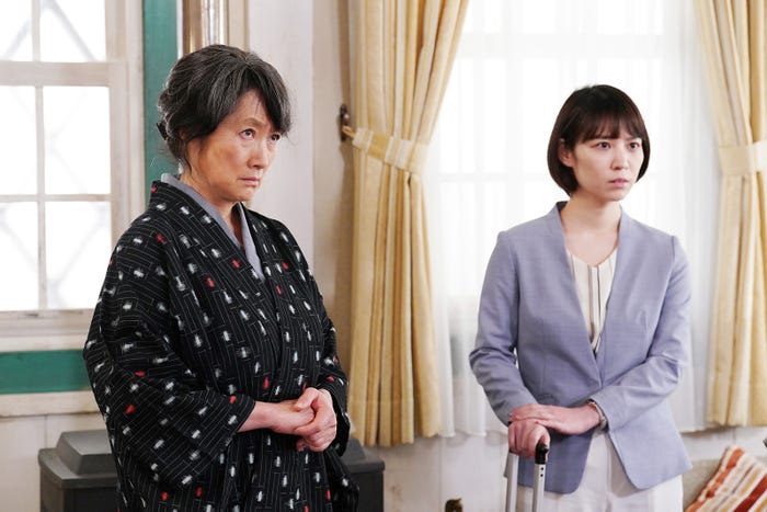 余貴美子、吉谷彩子/「金田一少年の事件簿」第3話より(C)日本テレビ