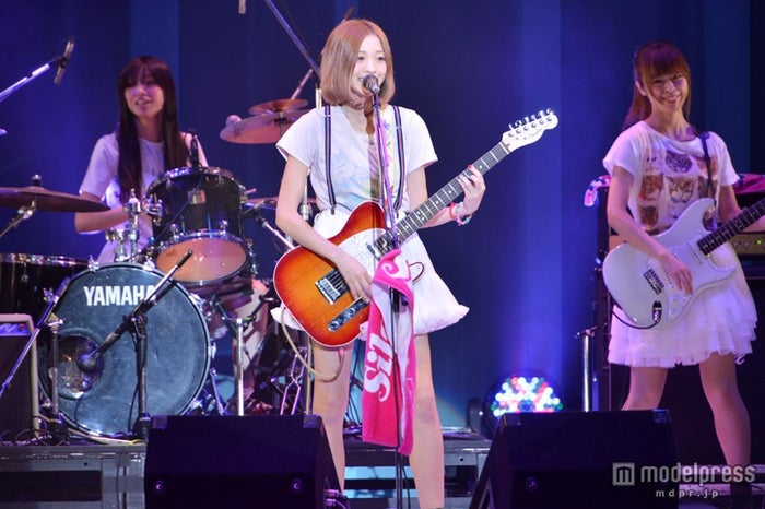 読モバンドsilent Siren ミニスカ姿でキュートにパフォーマンス モデルプレス