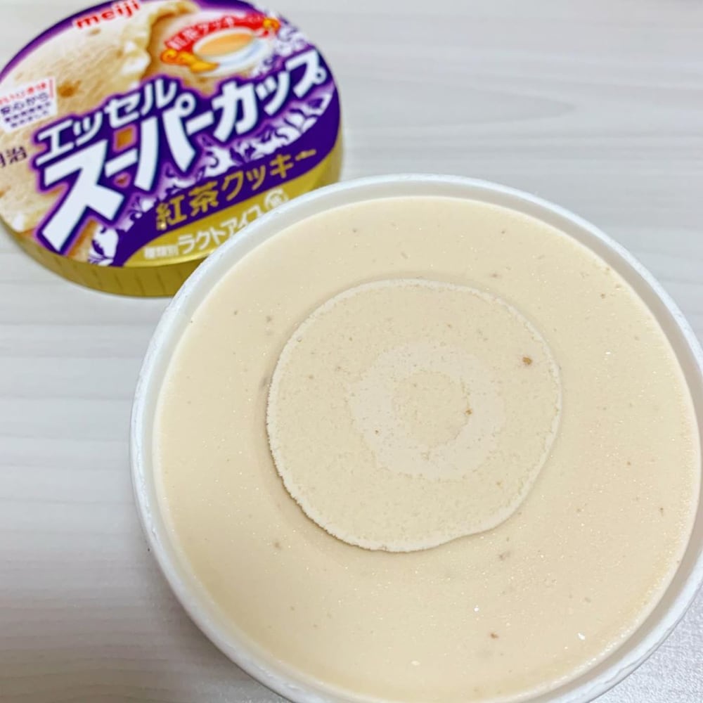 スーパーカップ紅茶クッキーの蓋を開けた写真