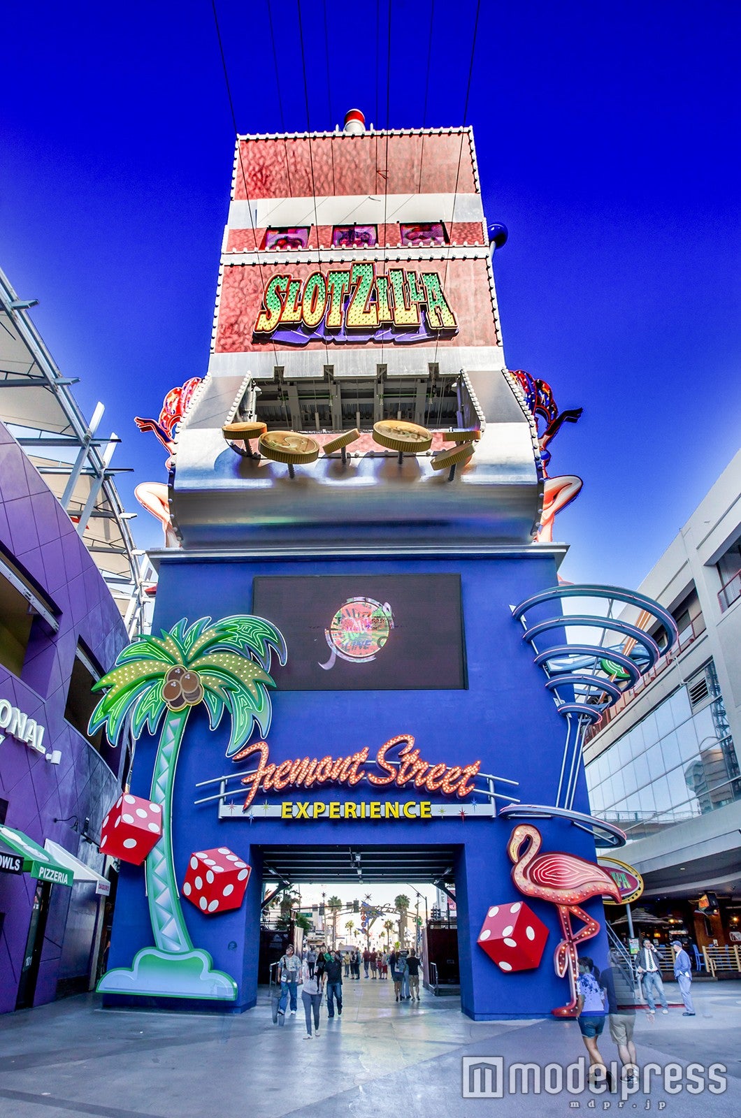 ダウンタウンの名物アトラクション「スロットジラ」（C）Slotzilla