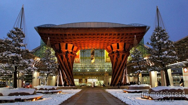 金沢駅、夜は鼓門があたたかみのある照明でライトアップ／photo by hazuijunpei