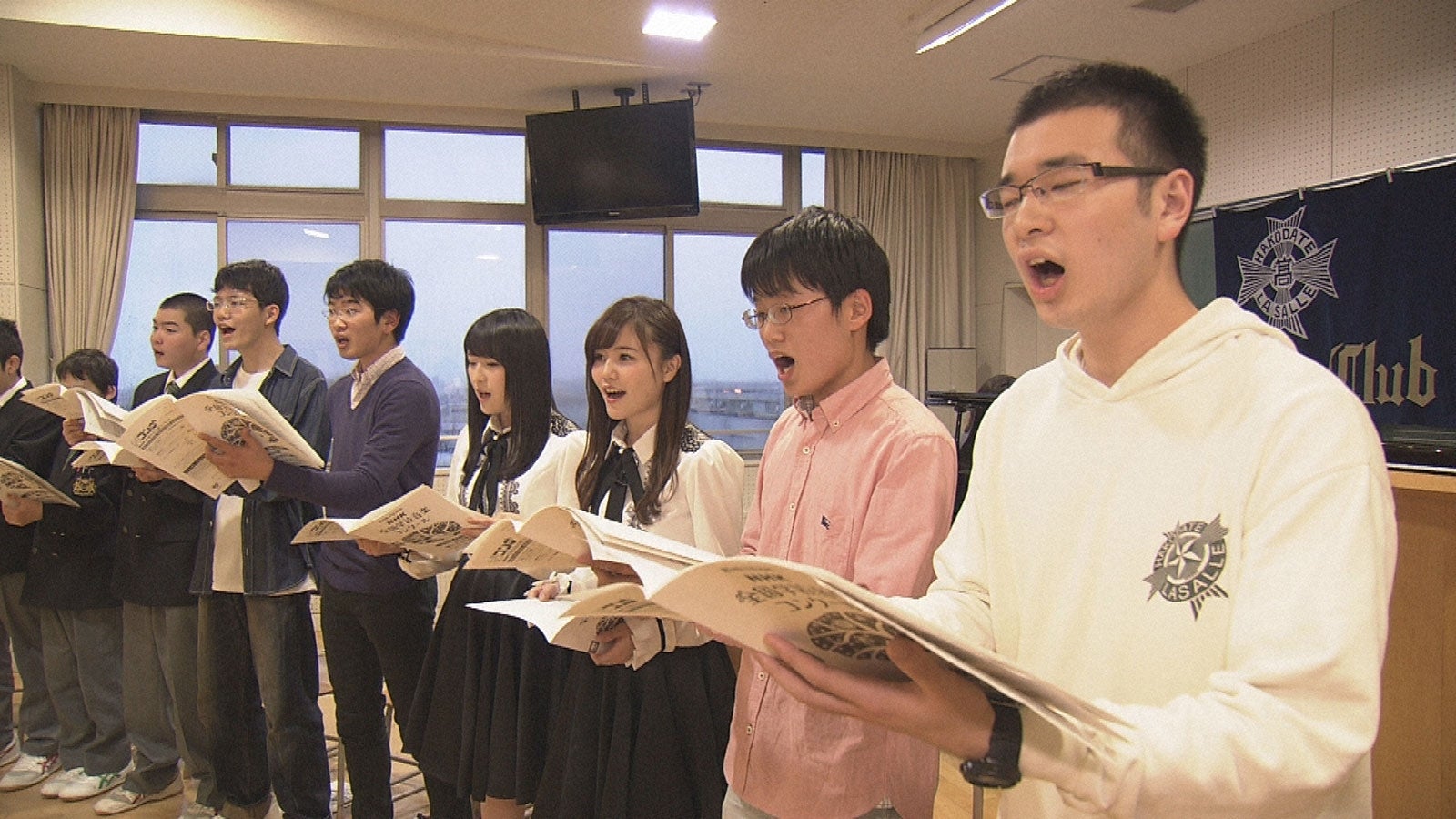  函館ラ・サール学園グリー部の合唱練習に参加 （C）NHK